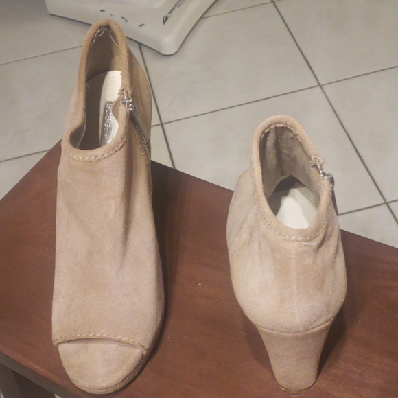 Shoes - Picture 3 of 5